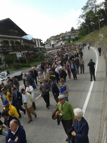 la sfilata dei soccorritori per le vie di Longarone12.jpg